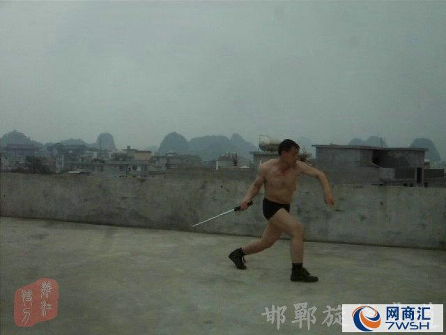 当前最简洁实用、训练速度最快、格斗威力最强的甩出短棍(伸缩短棍)格斗武技,最凶悍凌厉的甩出短棍(伸缩短棍)古传临敌格斗秘诀,漓江快刀独创的旋锋武道甩出短棍(伸缩短棍)术速成技法,其格斗杀招之核心来自于古代中国军中秘传的临阵格斗速成法,高效实用,短期速成,凌厉无匹,学练速成超快,是不可多得的冷兵器械格斗技法秘传精品。旋锋甩出短棍(伸缩短棍)术面授能在十天左右、函授能在一月左右即精通熟练,产生强劲的攻击防卫实战格斗威力,攻防皆严密无漏、技法精纯,与俗传武术冷兵技法大异,成效不可同日而语,是不可多得的武林