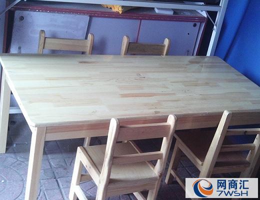 特点: 1、桌面选用进口PE环保材料,吹塑成型,经久耐用,不会受气候温差影响而变型,桌面材料可回收翻新。 2、桌面边缘人性化设计,具有防滑功能。 3、桌脚可根据儿童身高及不平整地面自由调节高度。 4、桌脚带有橡胶垫,防止滑动和刮伤地板。 5、耐脏,易清洗安全、重量轻、方便运输折装和搬动。 6、适用范围:幼儿园、托儿所、少年宫和小学等各类场所,多种颜色选择,安装方便简单。适用年龄:3-12岁儿童产品包装:薄膜+封箱胶+纸箱 保定金色童年玩具公司是河北地区专业的塑料桌椅厂家,我厂专业生产出售