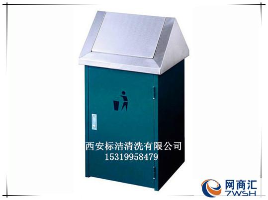 产品型号:BJ2010 产品规格:440*440*830mm 1、BJ2010顶部为易悬盖设计,可以非常轻松的推开垃圾桶桶盖,在防止垃圾臭味曼延的同时,还让垃圾投放变得方便。 2、产品制作流程:裁剪折弯焊接打磨酸洗除锈喷塑组装包装成品。 3、该产品的环保标识采用进口油墨丝网印刷,不变色,不褪色,与喷塑表面融为一体,美观清新。 4、此为图示,也可根据你的需要,定制颜色和样式。 西安标洁专业制作各类垃圾桶,垃圾清运车、公园休闲椅、花盆花箱、花草牌、导视标牌系列、交通标牌系列等金属制作的生产与研发。 详情
