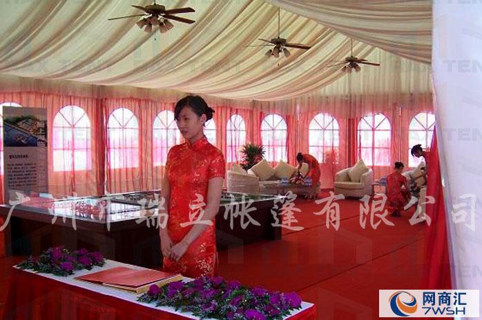 婚礼是每个人一生中最重要,最美丽的时刻,没有什么比一场完美的婚礼更能留住自己美丽的记忆!想象一下在室外,有一个铺满鲜花,挂满飘逸的布幔,随风吹动的沙幔,你穿着美丽的婚纱与这白色篷房组成一起,美丽,高雅而又神圣! 婚礼篷房有多种可供选购的配置,使其功能和用途得到进一步扩展,常见配置:带透明PVC窗的边墙布、地锚钉、立柱承重盘、天花内饰、玻璃幕墙、玻璃门、ABS硬体墙、全透明篷布和边墙布、地板系统、排水槽、1/2六边形的末端单元、带尖顶的篷房单元。 篷房优势在于: 美观经济。结构坚固耐用,建筑外