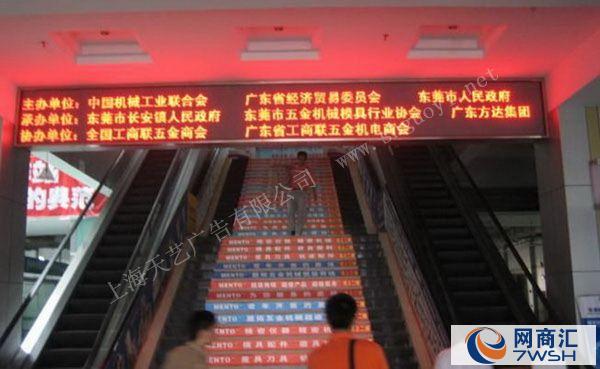 LED电子显示屏维修基础一、电路基础与常用元件的用途 什么叫电路? 电路是由相互连接的电子电气器件,如电阻、电容、电感、二极管、三极管和开关等,构成的网络。电路的大小可以相差很大,小到硅片上的集成电路,大到输电网。根据所处理信号的不同,电子电路可以分为模拟电路和数字电路。 模拟电路对信号的电流和电压进行处理。最典型的模拟电路应用包括:放大电路、振荡电路、线性运算电路(加法、减法、乘法、除法、微分和积分电路)。 数字电路中信号大小只表示有限的状态,多数采用布尔代数逻辑对信号进行处理。典型数字电路