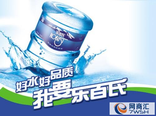 桶装水的出现改变了人们长久以来的饮水习惯。日前我国主要饮水类型为自来水、桶装水、分质供水和自动售水机售水。穗京沪二地调查显示,2005年日常饮用水仍然保持饮用自来水的市民为28070 } 2006年这一比例则有较大幅度下降。相反,选择桶装水的市民由2005年的71%升至86%,选择分质供水、自动售水机的比例分别为10%和4 X70,这说明桶装水步入家庭,并成公众喜爱的消费方式,日益得到巩固和发展,牢牢占据饮用水市场卞导地位。同时,消费者选择桶装水作为饮用水的比例上升15个百分点,更多的家庭用户进入到使